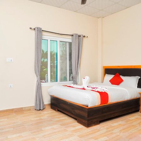 Hotel Greenland Safari Sauraha Buitenkant foto