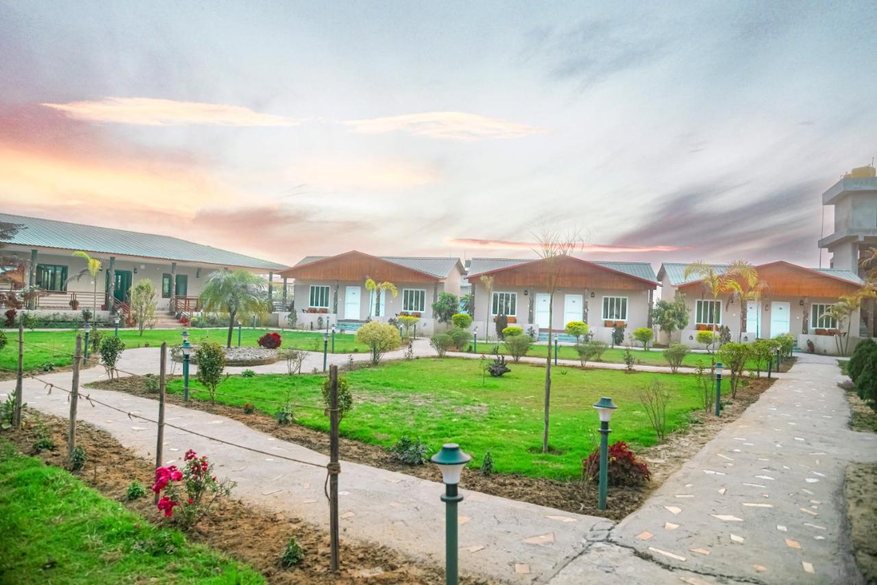 Hotel Greenland Safari Sauraha Buitenkant foto