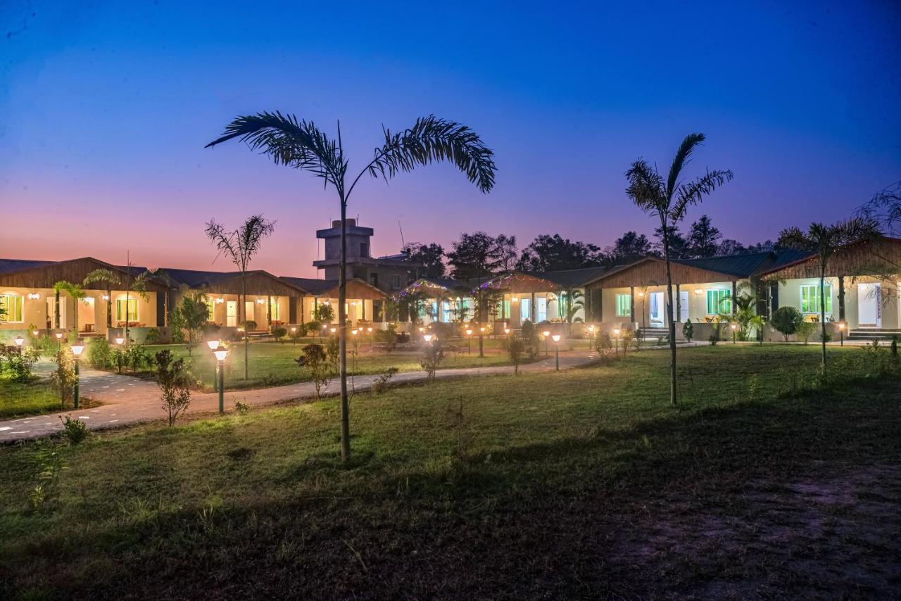 Hotel Greenland Safari Sauraha Buitenkant foto