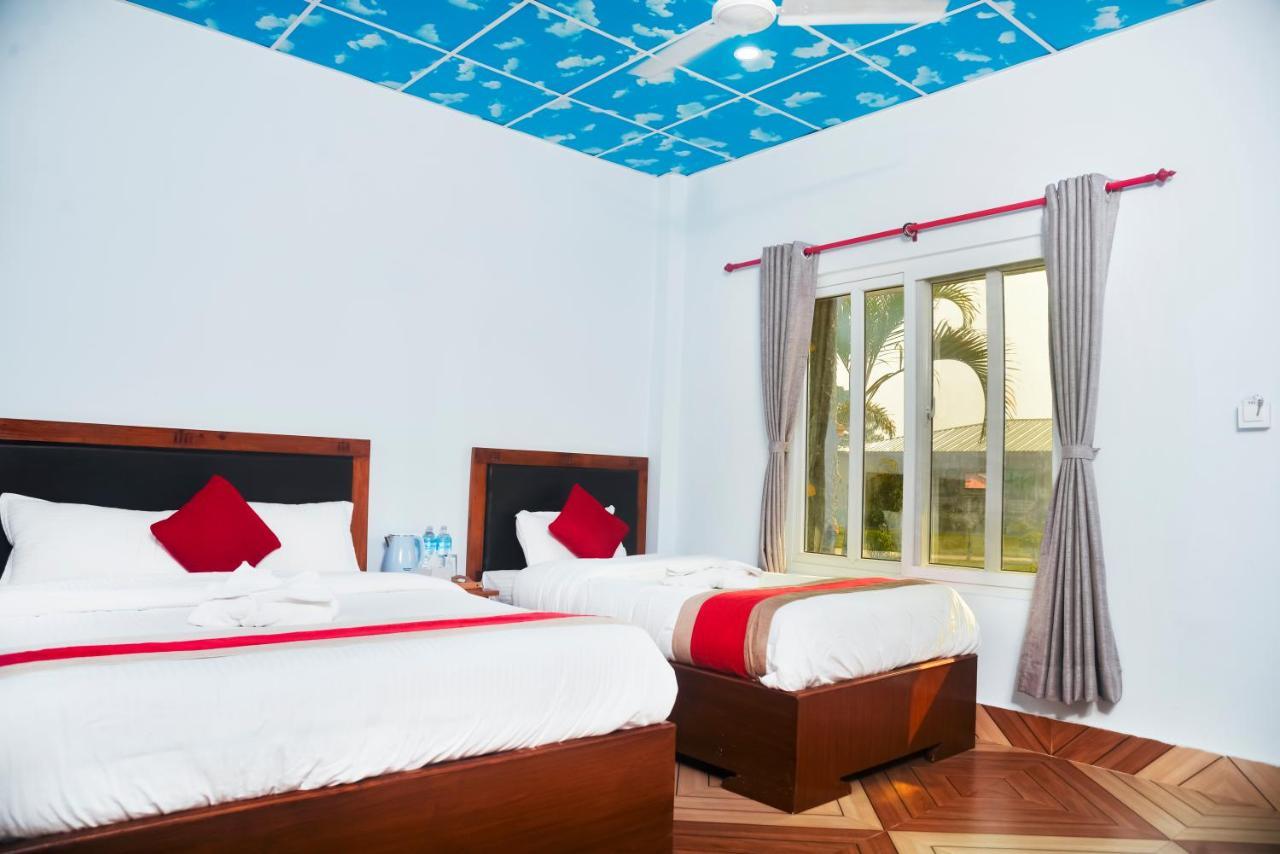 Hotel Greenland Safari Sauraha Buitenkant foto