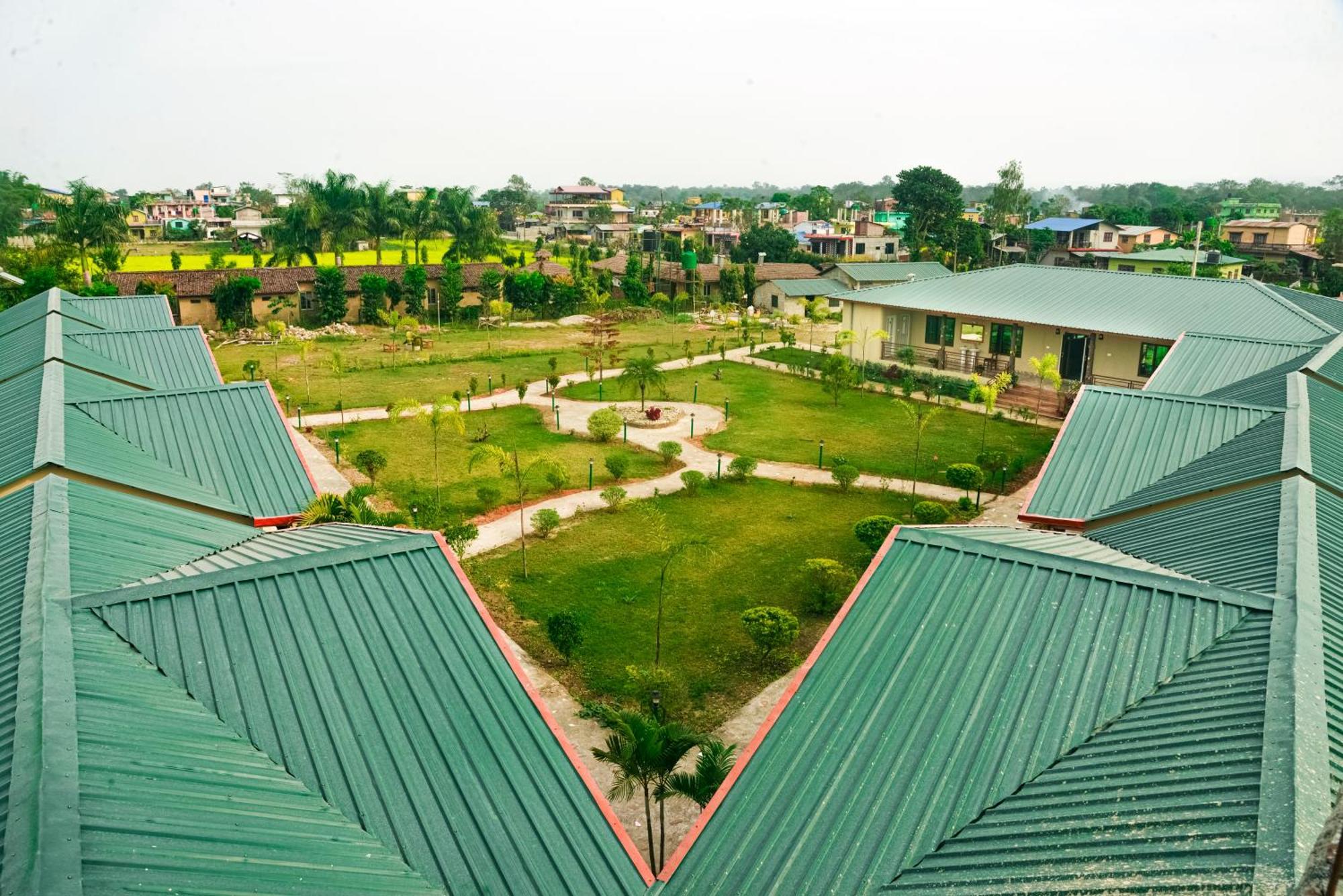 Hotel Greenland Safari Sauraha Buitenkant foto