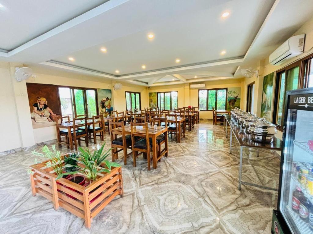 Hotel Greenland Safari Sauraha Buitenkant foto