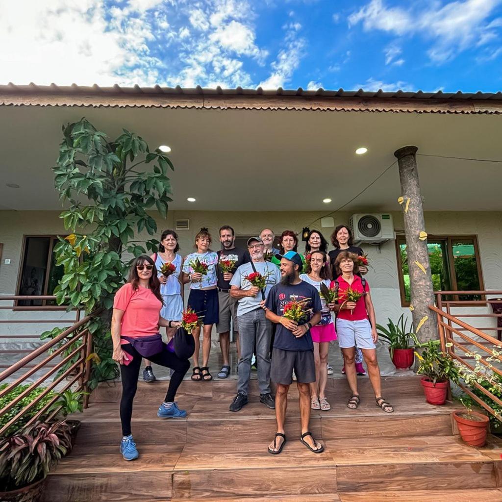 Hotel Greenland Safari Sauraha Buitenkant foto