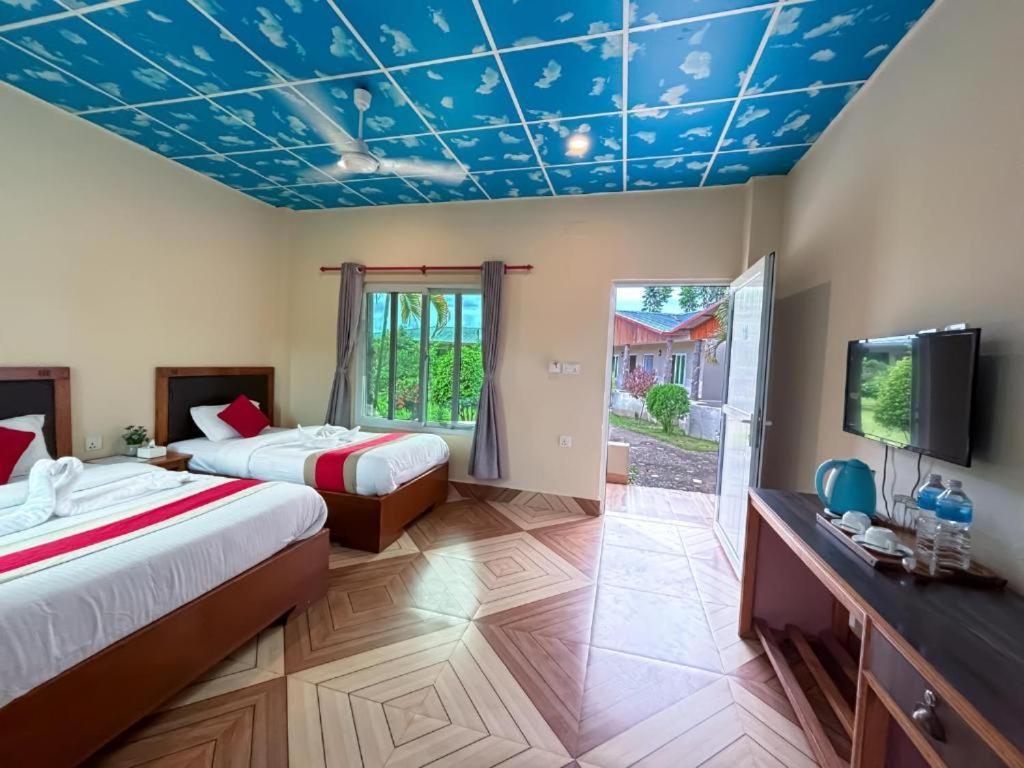 Hotel Greenland Safari Sauraha Buitenkant foto