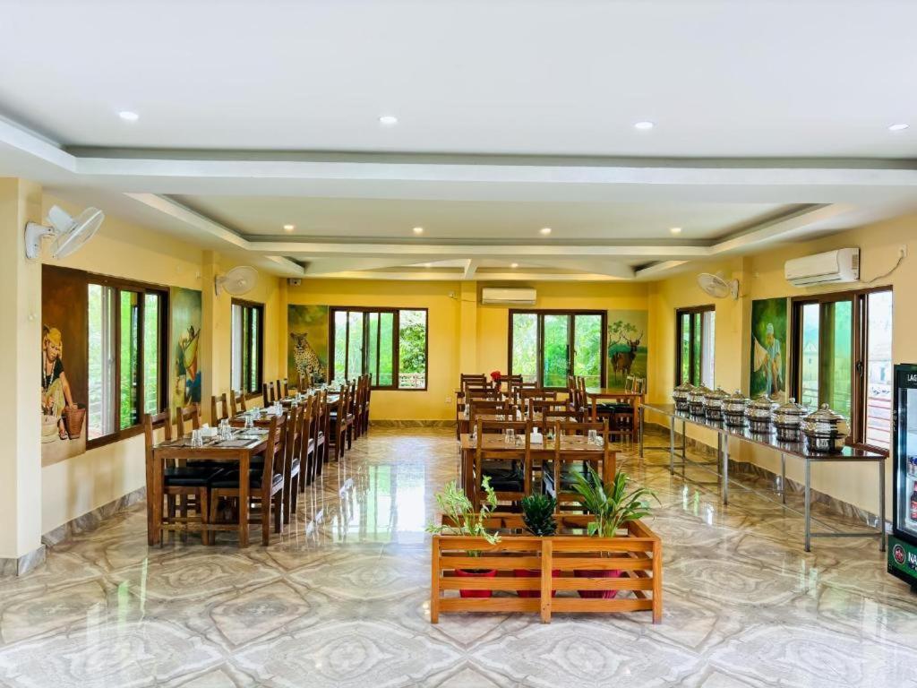 Hotel Greenland Safari Sauraha Buitenkant foto